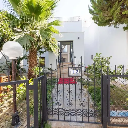 Modern With Garden And Terrace Near Beach In The Heart Of Vilă Bodrum